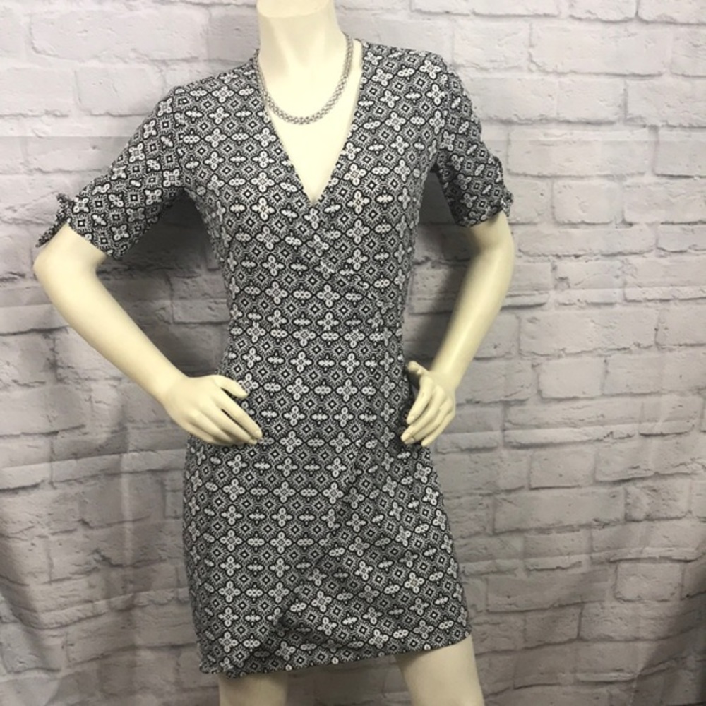Banana 🍌Republic Blk/Wht Wrap Dress, size 0